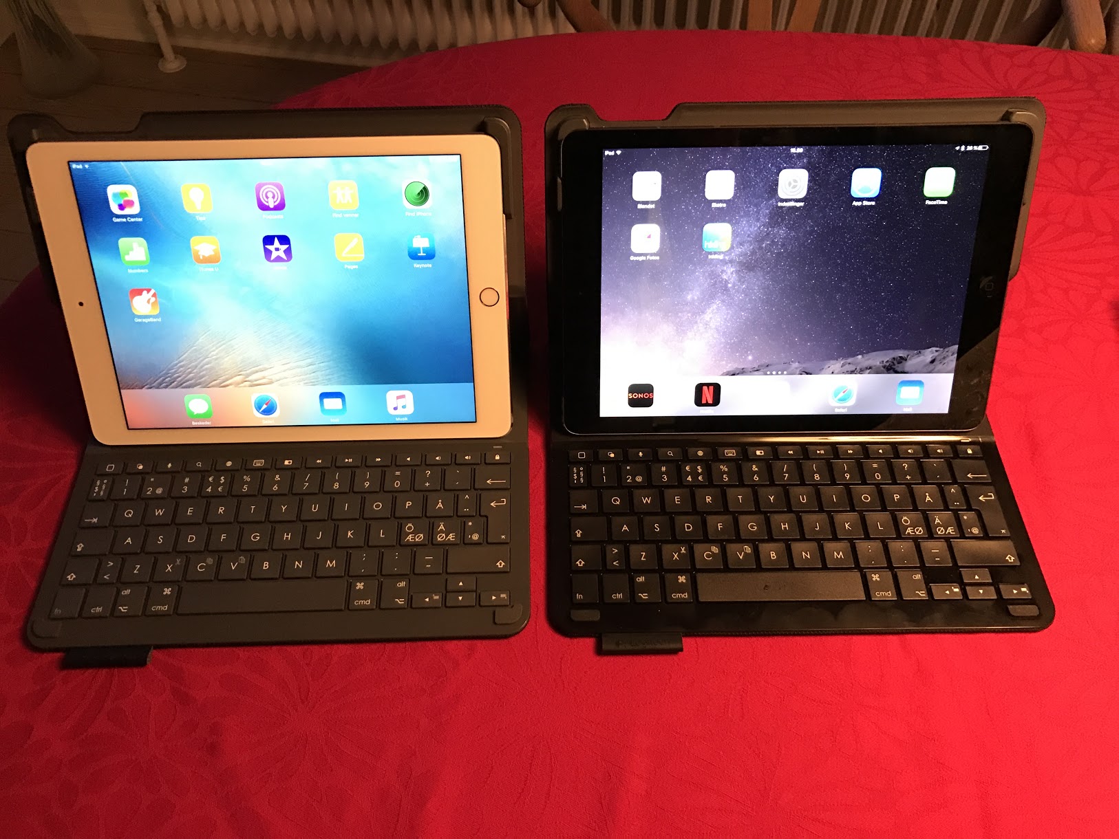 Keyboard og Ipad Air 2 (ve.) og Ipad Air (hø.)