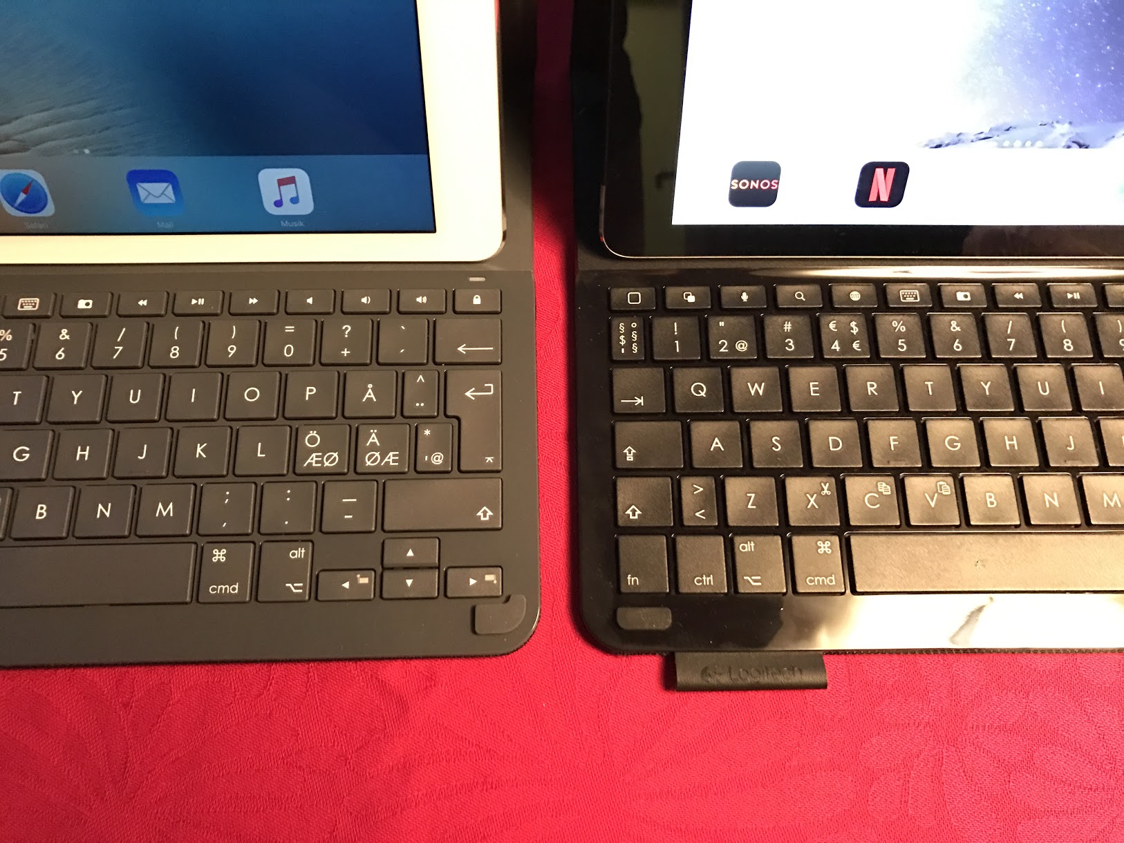 Keyboard og Ipad Air 2 (ve.) og Ipad Air (hø.)