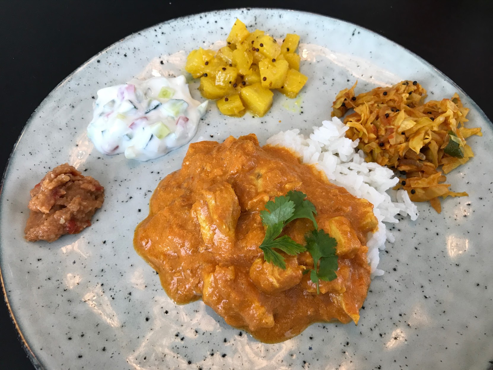Chicken Tikka Masala god opskrift med diverse tilbehør hjemmelavet indisk mad