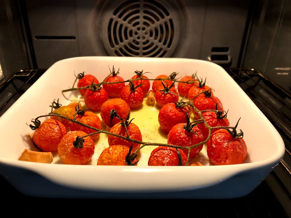 Langtidsbagte cherrytomater tomater langtidsvarmede langtidsstegte ovntørrede ovnstegte blommetomater ovnbagte
