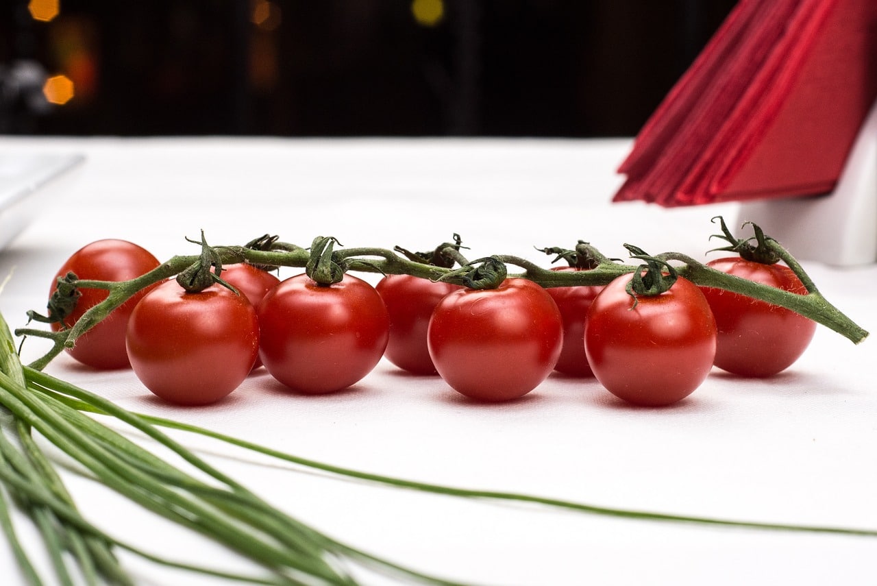 Langtidsbagte cherrytomater tomater langtidsvarmede langtidsstegte ovntørrede ovnstegte blommetomater ovnbagte