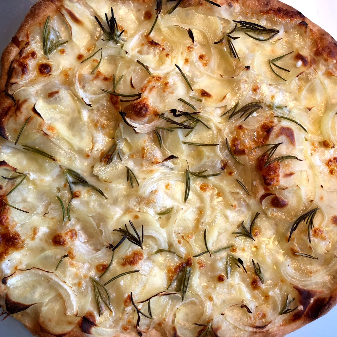 Kartoffelpizza med mozzarella og rosmarin (opskrift) - Livets små ting