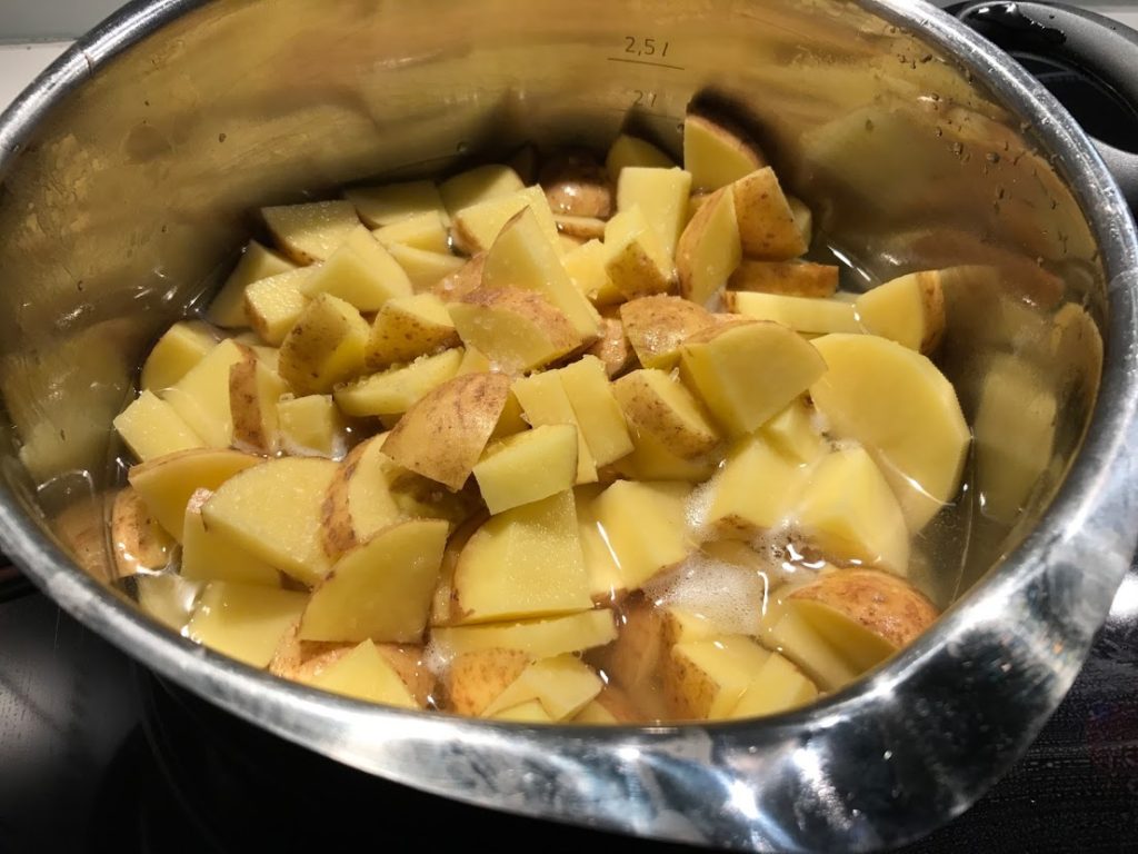 Svensk Pølseret opskrift på svenskpølseret hvordan laver man hjemmelavet kartofler