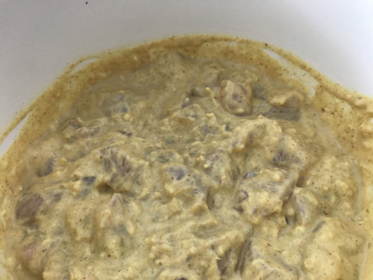 Chicken Tikka Masala god opskrift med diverse tilbehør hjemmelavet indisk mad