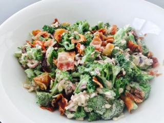 Det færdige resultat - Velbekomme Opskrift på Broccolisalat med bacon pinjekerner solsikkekerne broccoli salat rosiner