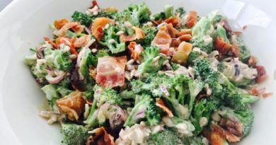 Opskrift på Broccolisalat med bacon pinjekerner solsikkekerne broccoli salat rosiner
