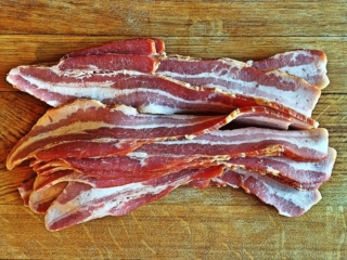 Brug noget god bacon, hvis du har. Ellers er de tynde alm. skiver helt fine. Opskrift på Broccolisalat med bacon pinjekerner solsikkekerne broccoli salat rosiner