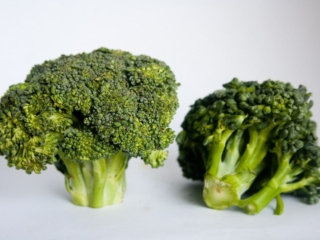 Broccoli får en dyb flot grøn farve når det har været i kontakt med kogende vand. Opskrift på Broccolisalat med bacon pinjekerner solsikkekerne broccoli salat rosiner