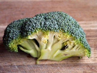 Skær broccoli i små stykker (stykket her på billedet ville jeg dele i 2-3 mindre stykker). Opskrift på Broccolisalat med bacon pinjekerner solsikkekerne broccoli salat rosiner