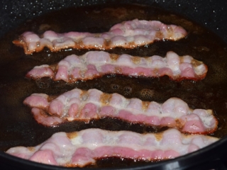 Steg på pande, eller i mikroovn. Du kan skære små stykker først, eller du kan knække dem mindre når de er færdige Opskrift på Broccolisalat med bacon pinjekerner solsikkekerne broccoli salat rosiner