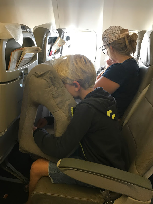 test nakkepude sovepude anmeldelse afslapning rejsepude flyet toget bilen