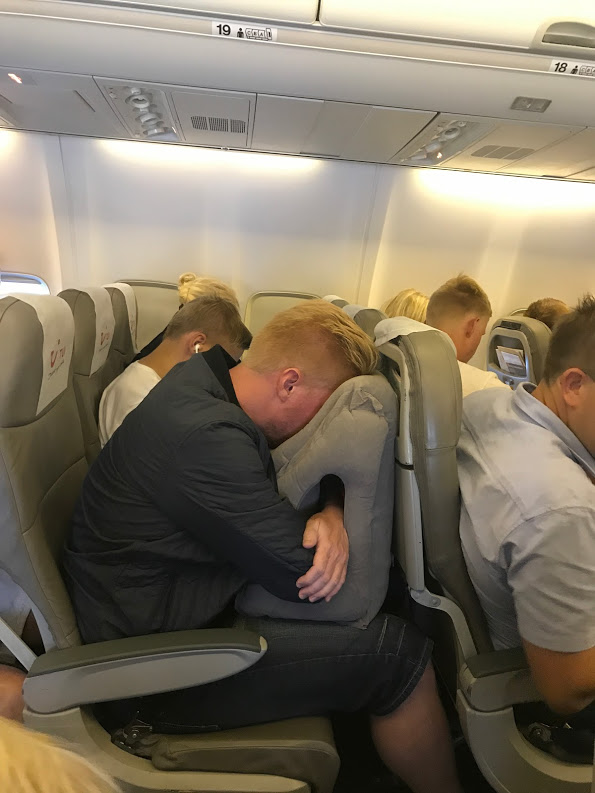 test nakkepude sovepude anmeldelse afslapning rejsepude flyet toget bilen