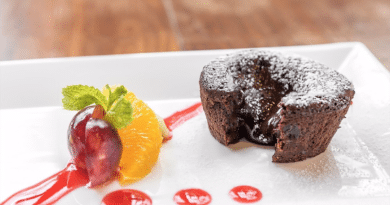 Chokoladekage med flydende midte lava chokolade kage blødende flyder ud blød i midten moelleux chokolat opskrift