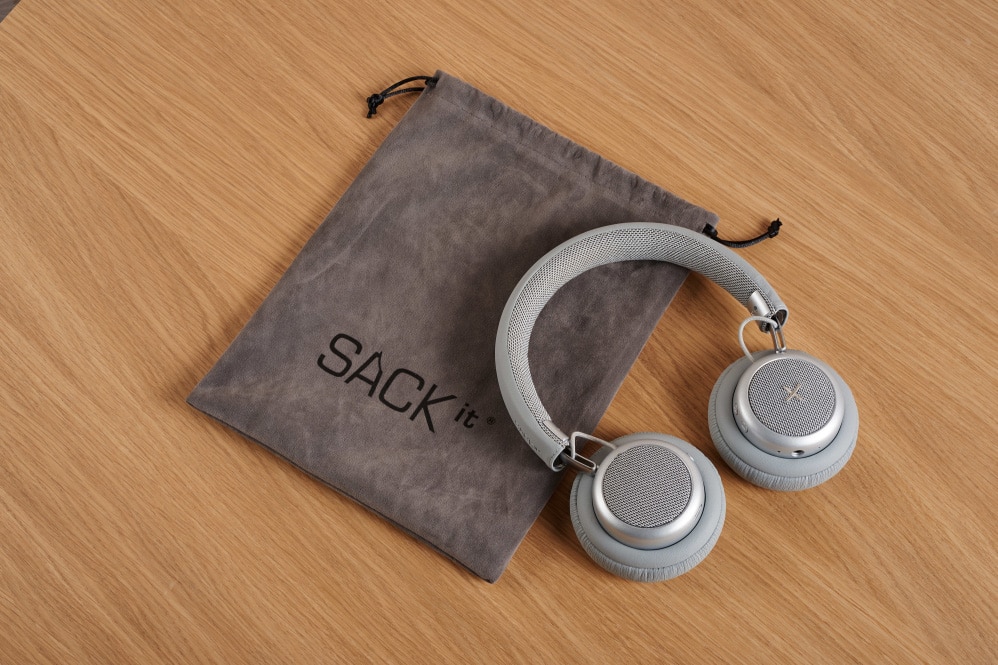 grå version med opbevaringspose - test af touchit hovedtelefoner med aktiv noise cancellation støjreduktion hovedtelefoner med støjdæmpning anmeldelse