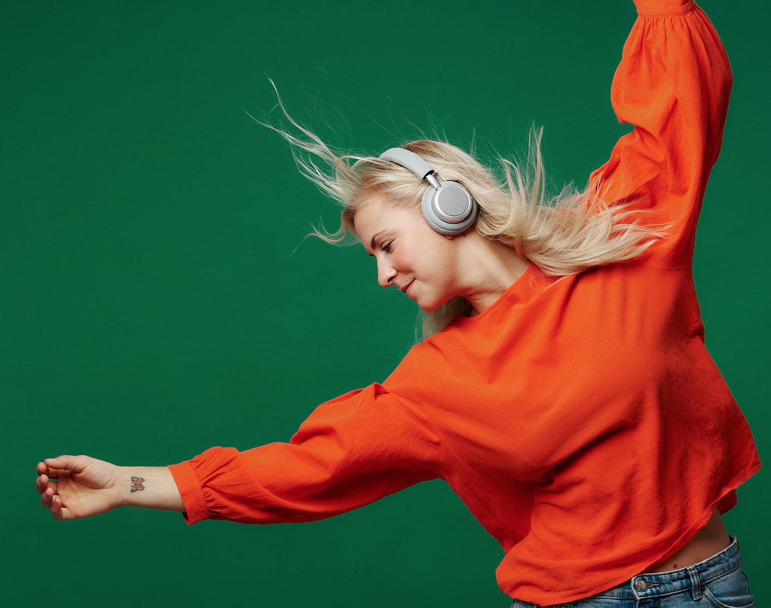 grå udgave på dansende kvinde - test af touchit hovedtelefoner med aktiv noise cancellation støjreduktion hovedtelefoner med støjdæmpning anmeldelse