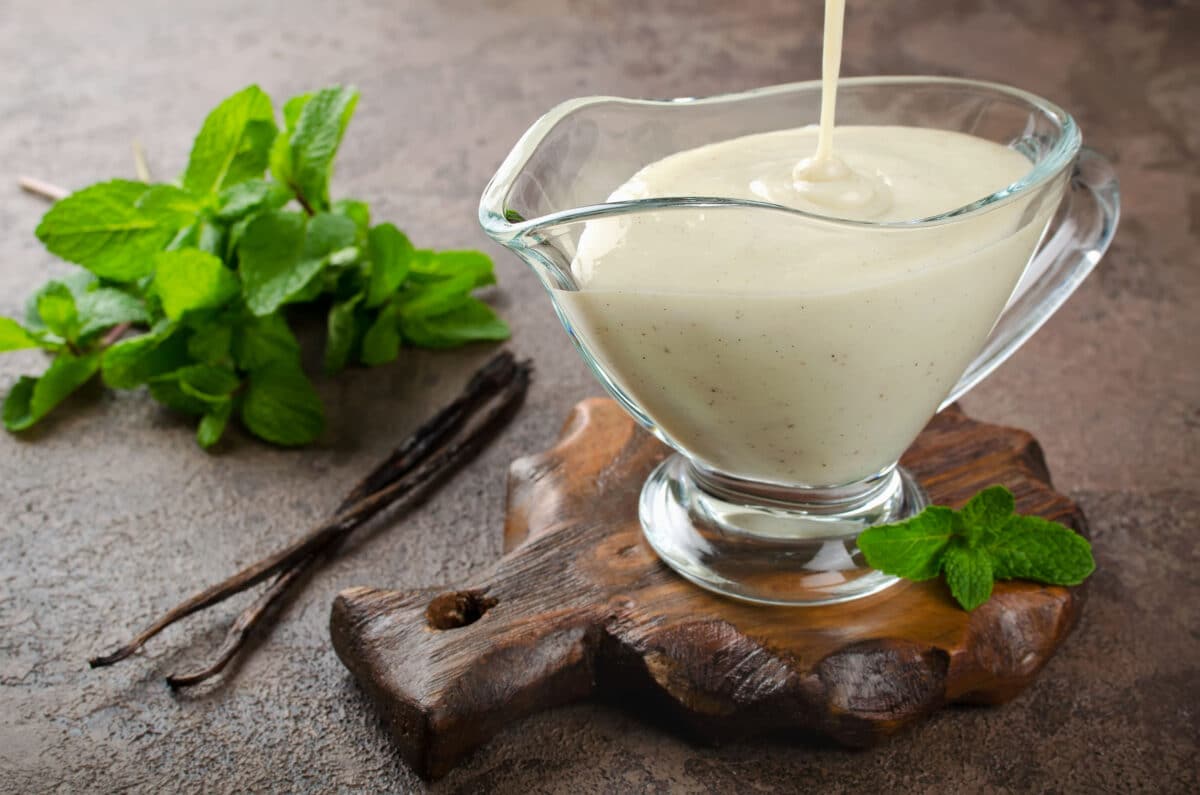 opskrift på råcreme raacreme perfekt til is og frugtsalat hjemmelavet vaniljecreme vanillecreme med æg opskrift på hvordan laver man råcreme