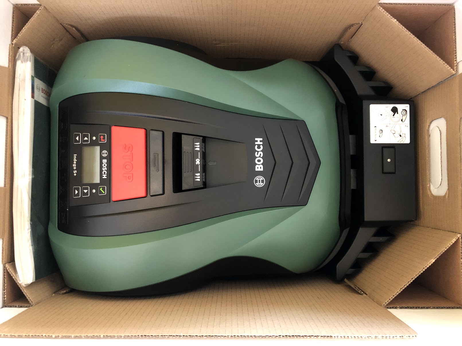 Test af Bosch Indego 400 connect s+ s+400 erfaring test anmeldelse review garage virker god robotplæneklipper støjniveau lydniveau