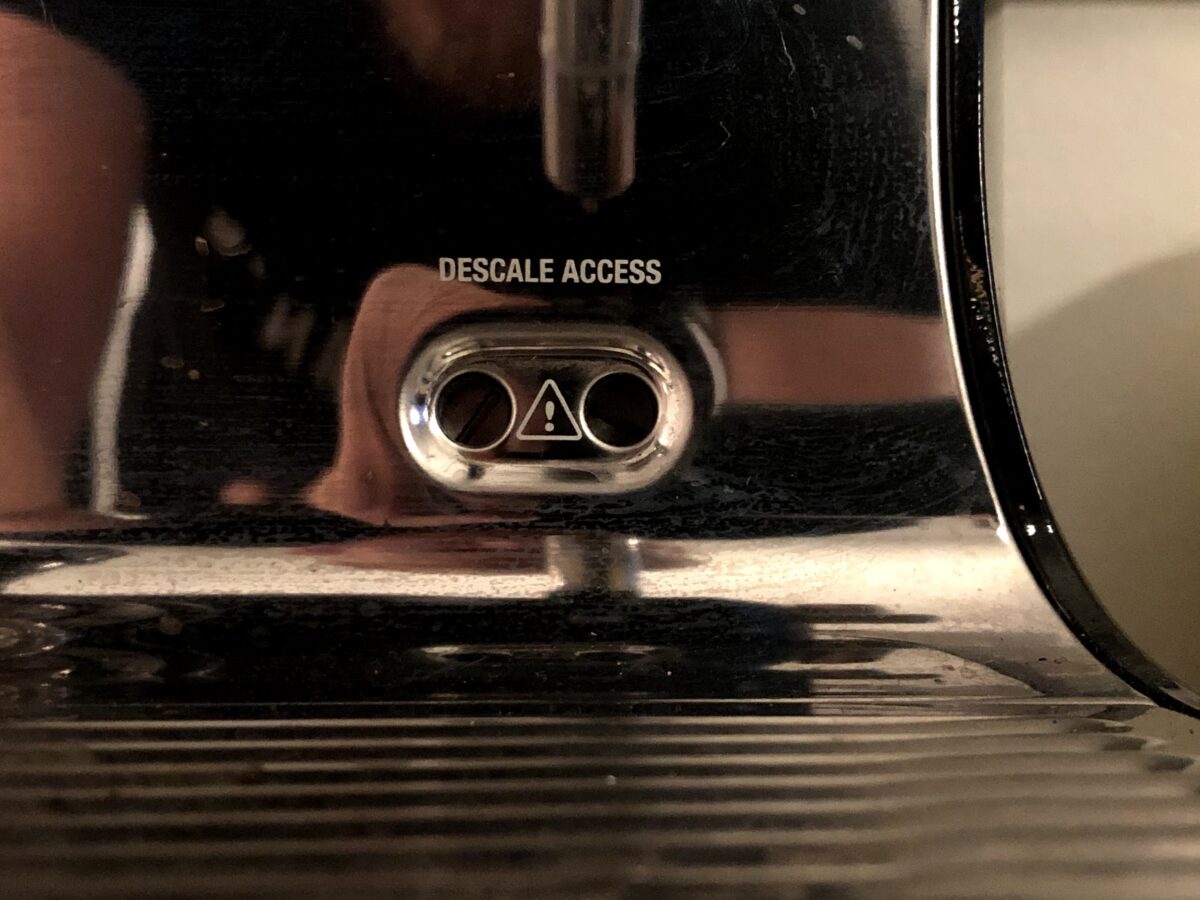 test sage oracle anmeldelse af sage the oracle touch bedste espresso espressomaskine fuldautomatisk semiautomatisk god kaffe maskine automatisk mælkesteamer portafilter knockbox afkalkning descale descaler afkalker