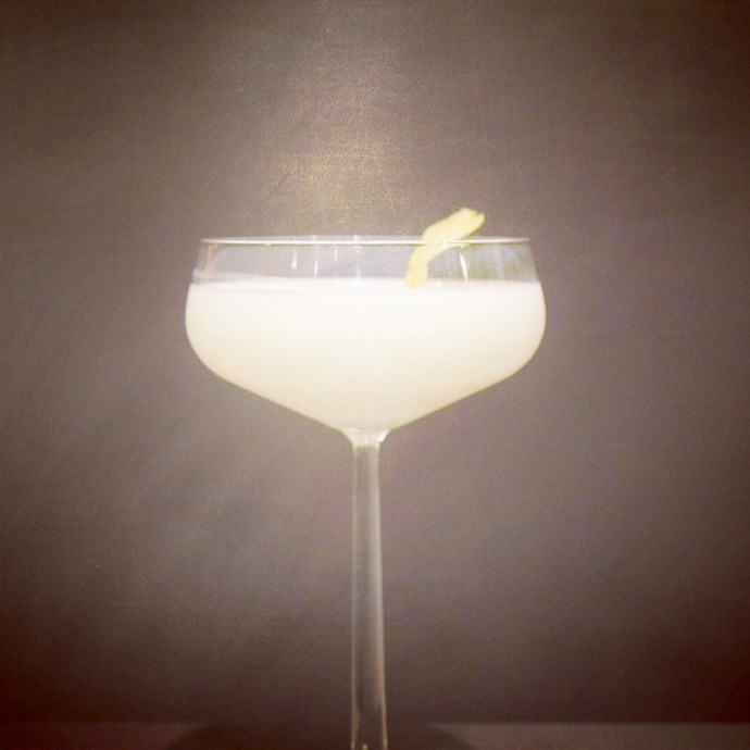white lady cocktail contreau semi sec gin egg whites æggehvide citron hvor meget opskrift på cocktailen