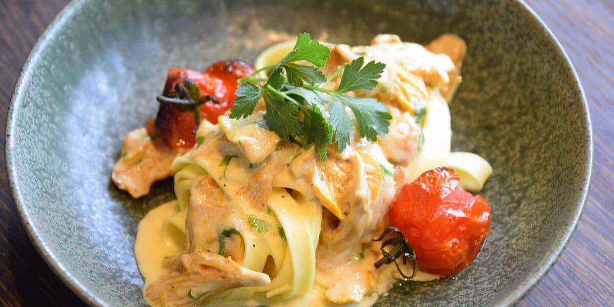 Pasta med kantareller a la creme opskrift på båndpasta super lækker kremet fløde kantarreller