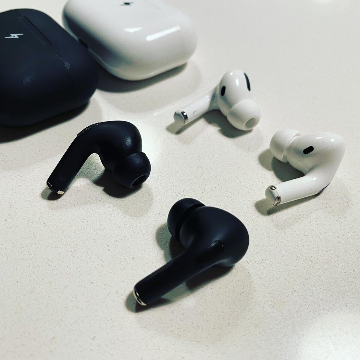 Test af JustBuds høretelefoner opbevaringsboks boks inear headset erfaring med dansk danske justsound.dk er de gode. opladning powerbank