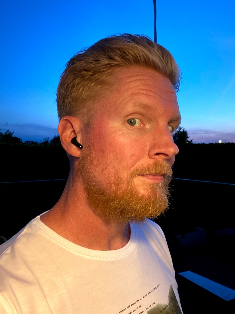 Test af JustBuds høretelefoner opbevaringsboks boks inear headset erfaring med dansk danske justsound.dk er de gode. opladning powerbank