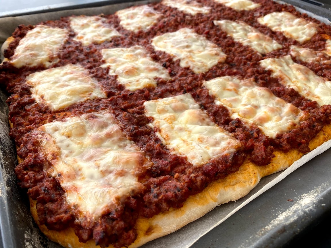 opskrift gammeldags pizza i bradepande med høj bund tyk kødsauce majs 90er 80er bradepande pizza