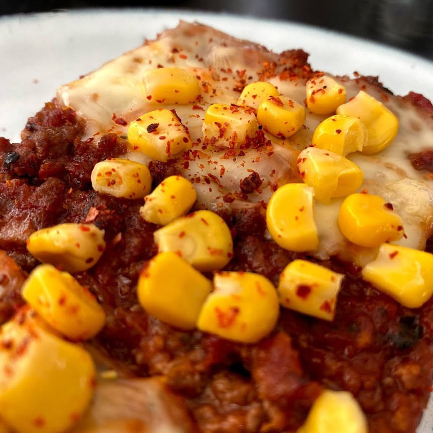 Pizza i bradepande med tyk bund