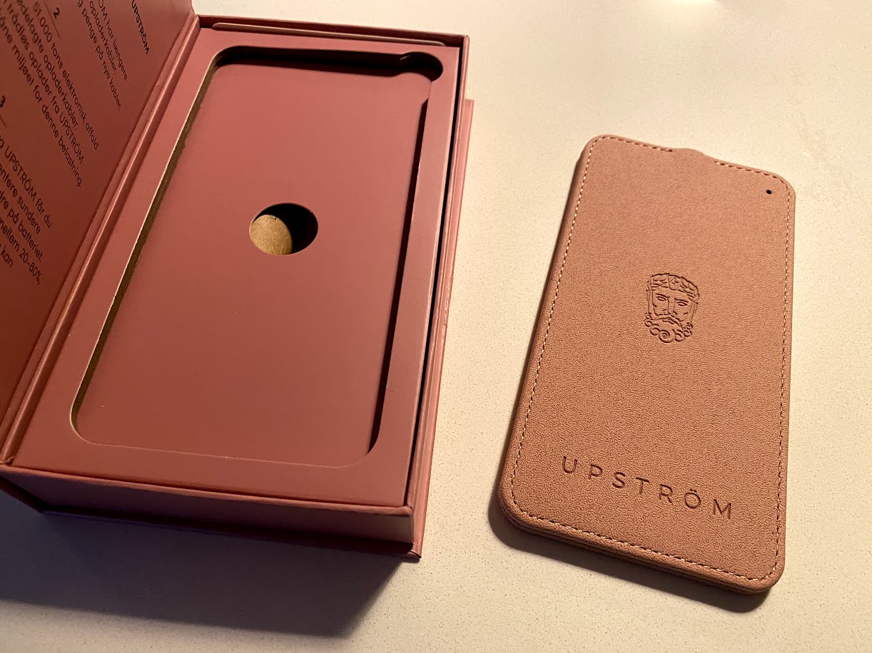 upström upstrøm upstrom oplader trådløs wireless charging iphone android samsung smartphone faux leather