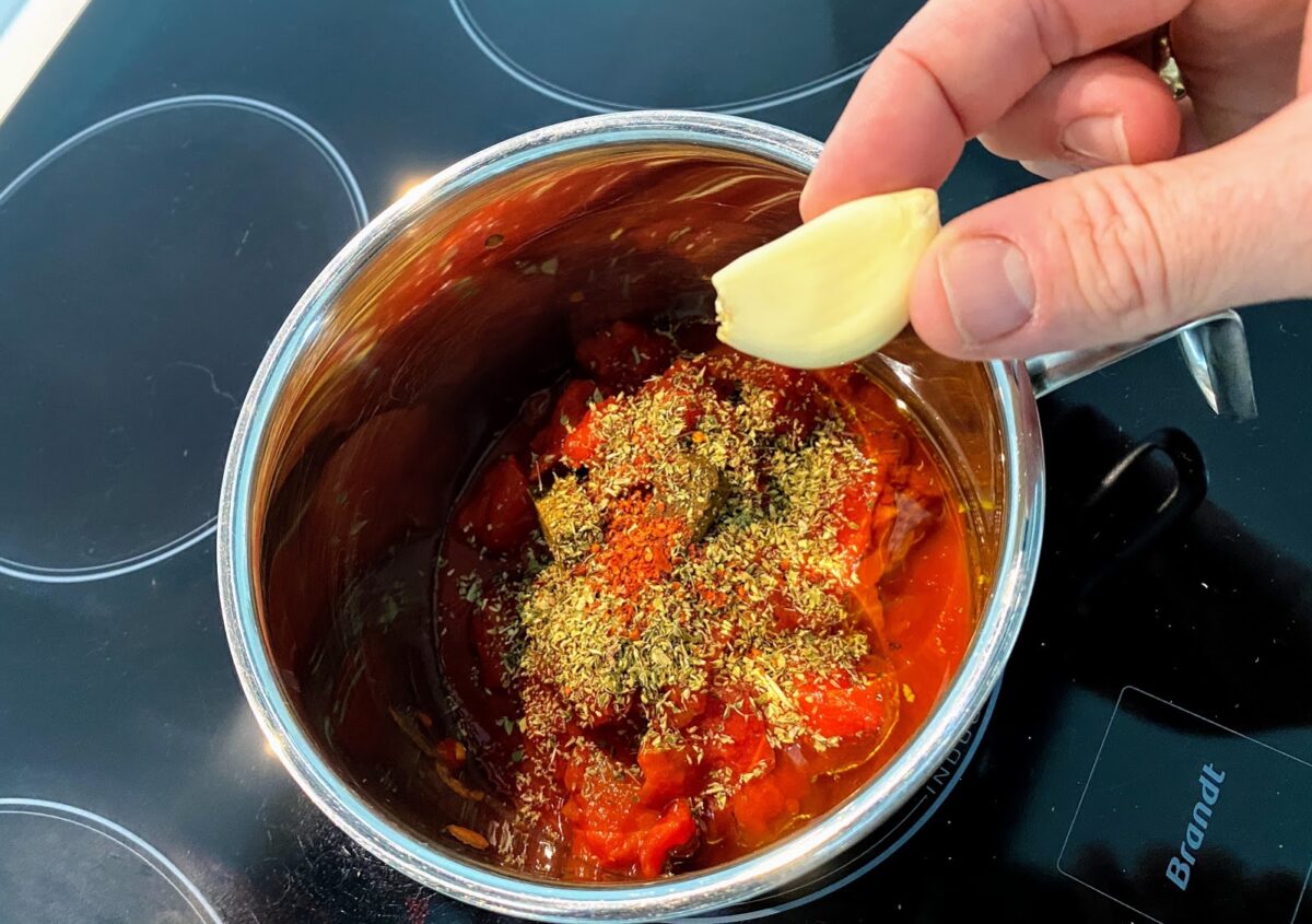opskrift tomatsauce hjemmelavet god med chili og oregano basilikum timian pizza pastaret pasta spaghetti med hvidløg