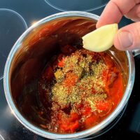 opskrift tomatsauce hjemmelavet god med chili og oregano basilikum timian pizza pastaret pasta spaghetti med hvidløg tomatsovs
