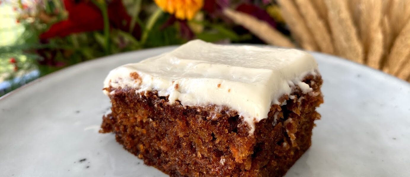 opskrift gulerodskage med hvid creme krydderkage med gulerødder frosting smørcreme flødeost