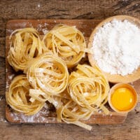 Forside opskrift på hjemmelavet pasta skal det hænge til tørre lave hvordan laver man hjemmelavede fettucine spaghetti taglialioni pastadej pastaplader