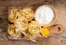 opskrift på hjemmelavet pasta skal det hænge til tørre lave hvordan laver man hjemmelavede fettucine spaghetti taglialioni pastadej pastaplader