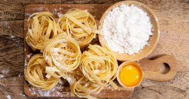 opskrift på hjemmelavet pasta skal det hænge til tørre lave hvordan laver man hjemmelavede fettucine spaghetti taglialioni pastadej pastaplader