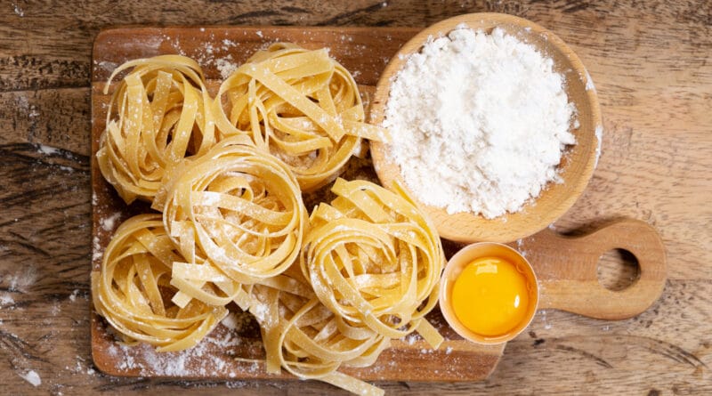 opskrift på hjemmelavet pasta skal det hænge til tørre lave hvordan laver man hjemmelavede fettucine spaghetti taglialioni pastadej pastaplader