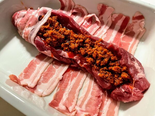 svinemørbrad med rød pesto svøbt svøb bacon skinke parmaskinke opskrift lækkert