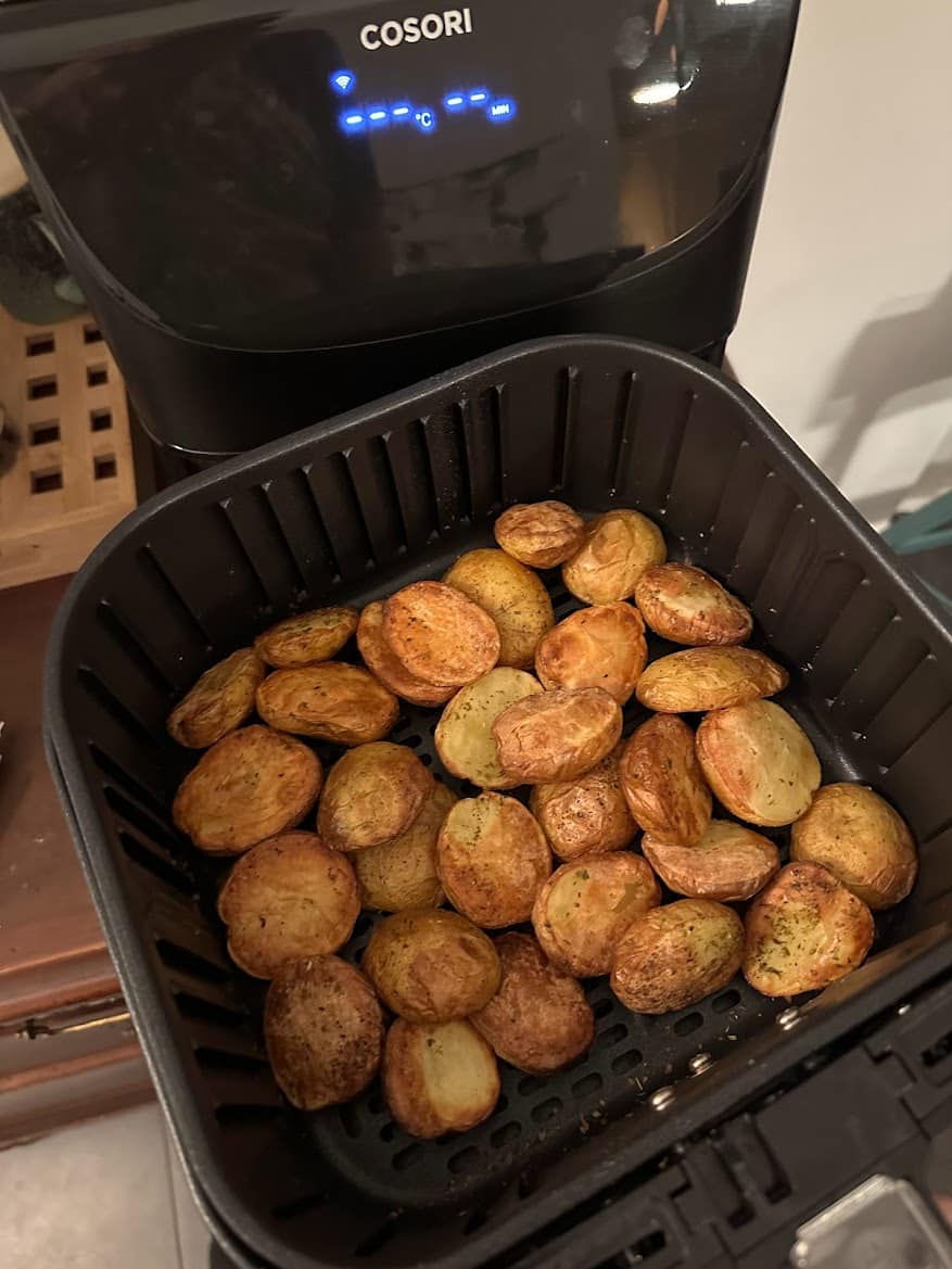 Cosori airfryer design erfaring test af anmeldelse hjemmelavede kartofler halve kartofler