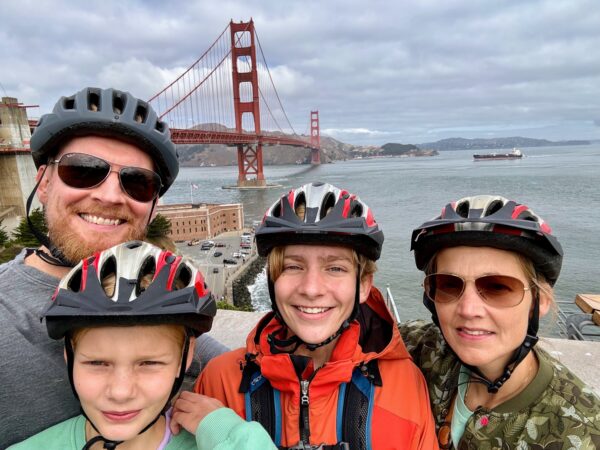 på cykel over Golden Gate Bridge I San Francisco 