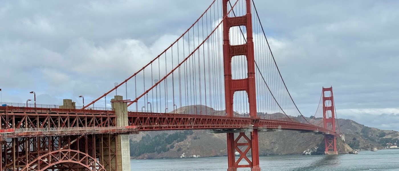 på cykel cykeltur over Golden Gate Bridge I San Francisco cykelleje elcykel bakket by
