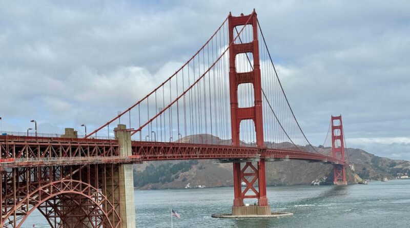 på cykel cykeltur over Golden Gate Bridge I San Francisco cykelleje elcykel bakket by