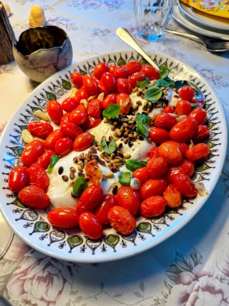 burrata med bagte cherrytomater tomater pinjekerner airfryer air fryer hvidløg