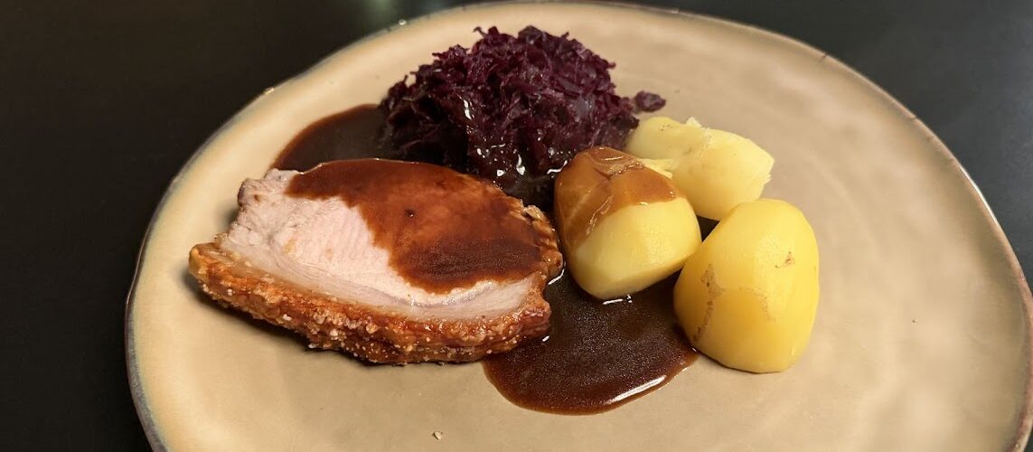 Hjemmelavet brun sovs lavet p&aring; stegesky fra fl&aelig;skesteg i airfryer.  Julemad serveret: Fl&aelig;skesteg fra airfryer med brun sovs og kartofler.