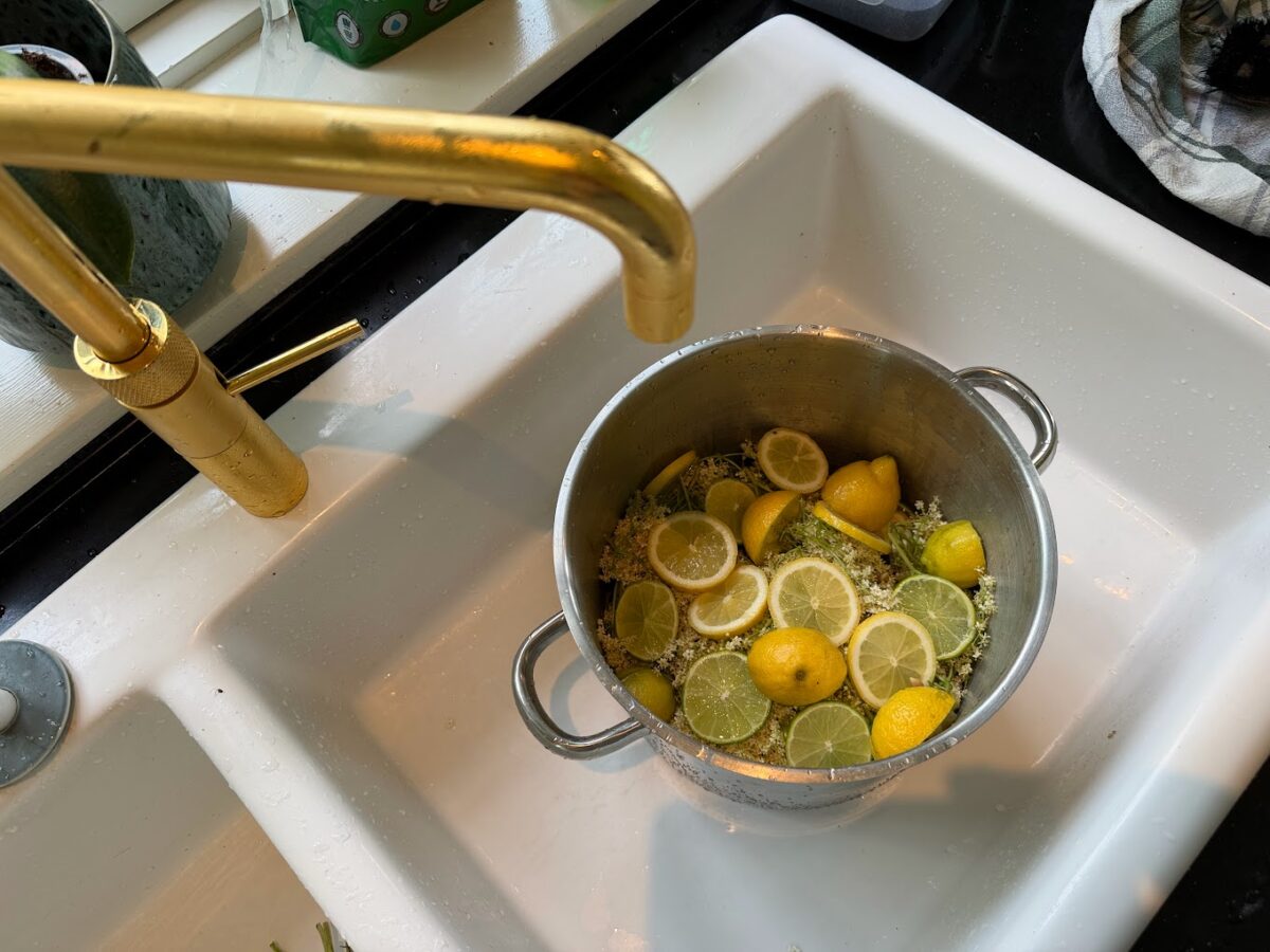 Kogende vand på via Quooker (eller via gryde). opskrift på hjemmelavet hyldeblomstsaft hyldeblomst saft hjemmelavet hvordan laver man god måde
