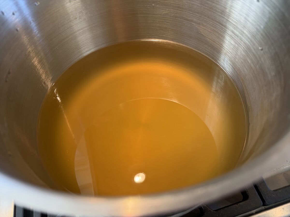 Filtreret gennem et bomulds-viskestykke opskrift på hjemmelavet hyldeblomstsaft hyldeblomst saft hjemmelavet hvordan laver man god måde